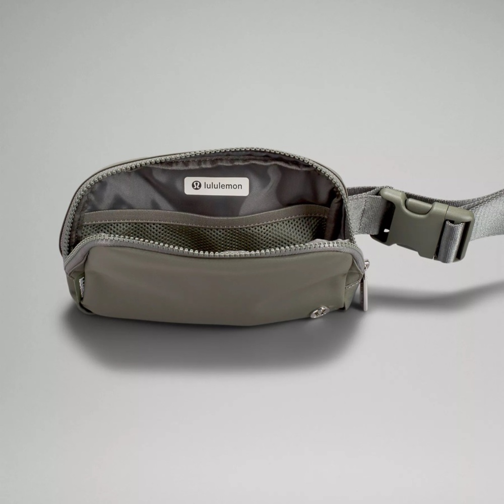 Brand New Lululemon Everywhere Belt Bag Sage Grey NWT - Picture 4 of 6